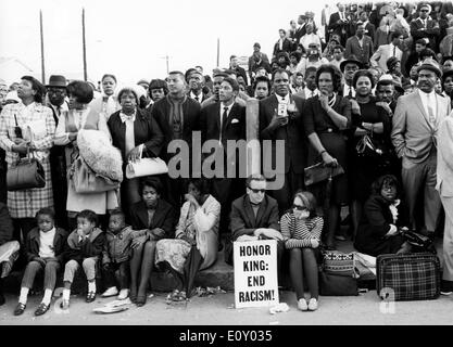 Apr 09, 1968; Atlanta, GA, Stati Uniti d'America; angosciato linea lutto il percorso come Il Reverendo Martin Luther King Jr il corpo è preso per il Foto Stock