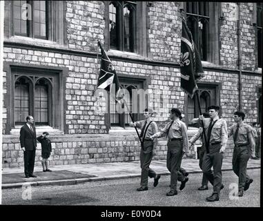 Apr. 29, 1968 - 29 aprile 1968 il principe Andréj in Cub è uniforme. - Otto anni il principe Andréj, rivestito in questo cub scout, uniforme e suo padre, il Principe Filippo, prendere la salute durante la marcia del passato di Queen's scout a loro St. George's Day Parade, nel quadriportico al Castello di Windsor, ieri. Foto Stock