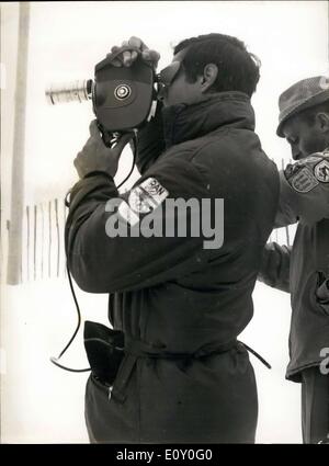 Febbraio 09, 1968 - Shah il fratello principe film Pavlevi sciatori al Winter Olympics .c Foto Stock