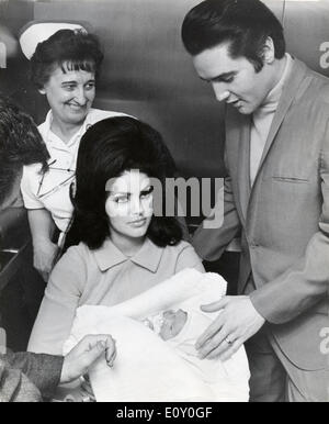 Il cantante Elvis Presley e la moglie Priscilla a portare a casa la figlia del neonato Foto Stock