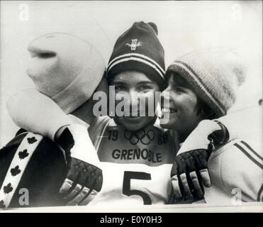 Febbraio 13, 1968 - Medaglia d'oro per la Francia. Marielle Goitschell vince slalom speciale ? Marielle Goitschell della Francia, ha guadagnato una medaglia d oro oggi quando vincendo le donne?s slalom speciale a Chamrousse nelle Olimpiadi Invernali. Canada?s Nancy Greene ha vinto la medaglia d'argento e la Francia?s Annie famose ha vinto la medaglia di bronzo. La foto mostra: Marielle Goitschell (centro), è congratulato da Nancy Greene (sinistra) e Annie famose, dopo oggi?s'evento. Foto Stock