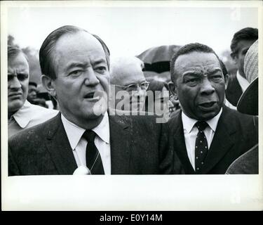 Maggio 05, 1968 - Humphrey W/Sindaco di Washington? A Resurrection City Washington DC, maggio 1968. Foto Stock