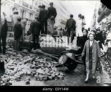 Maggio 05, 1968 - Battaglia dello studente a Parigi. Quasi 30.000 studenti hanno la battaglia con 8.000 polizia durante la notte di venerdì nel Quartiere Latino di Parigi. Gli studenti hanno usato auto come barricate contro la polizia, e oltre un centinaio di auto sono state bruciate durante la battaglia. La foto mostra: uno dei bruciato auto è utilizzato come un grand stand per ottenere una vista migliore della scena di battaglia dopo la scorsa notte di battaglia nel Quartiere Latino di Parigi. Foto Stock