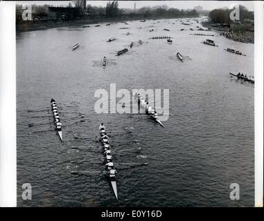 Mar 03, 1968 - 373 equipaggi prendere parte nella testa del fiume gara: il numero incredibile di 373 equipaggi hanno preso parte in testa annuale del fiume la cui gara è stata remando su boat race course in retromarcia - Da Mortlake a Putney oggi. La foto mostra: una vista dal ponte Chiewick mostra gli equipaggi si spostano fuori da Mortlake subito dopo lo start della gara di oggi. Foto Stock