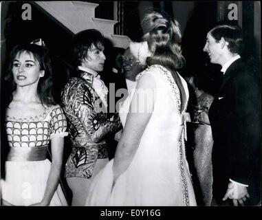 Mar 03, 1968 - Princess Charles e Princess Anne vedere "schiaccianoci": il principe Carlo e la principessa Anne hanno fatto la loro prima visita ufficiale al Royal Opera House Covent Garden, ultima sera per lo spettacolo gala di Rudelf Nureyev della produzione del "schiaccianoci". La regina madre li prese e la principessa Margaret e Lord Snowdon. La figura mostra il principe Carlo e la principessa Anne parlando a Rudolf e ballerina Merle park, della Rhodesia, dopo lo spettacolo gala la scorsa notte. Foto Stock