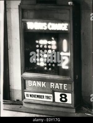 Mar 03, 1968 - Bank Rate fino a 7 1/2%. La foto mostra dopo oggi il tasso bancario di cambiare al 7 1/2 per cento dal 8 per cento il nuovo tasso bancario è indicato su un bordo, in Borsa. Foto Stock