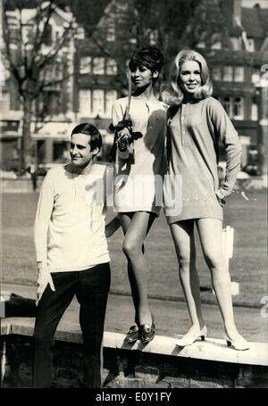 Mar 03, 1968 - ''carica della luce Brigata'' Fashion Show.: una sfilata di moda dai maggiori designer in tutti i campi della moda, ispirato dal film ''La carica di luce Brigata'', si è svolta oggi presso il duca di York del quartier generale, Chelsea. La foto mostra tre originali cardigan a partire dall'anno 1890 - che sono stati indossati come ''gilet imbottiti" sotto le uniformi durante la Crimea - sono qui ritratti che servono a scopi differenti. (L a R) : Patrick Bashford, indossa un cardigan nel suo stile originale mini gonne. Foto Stock