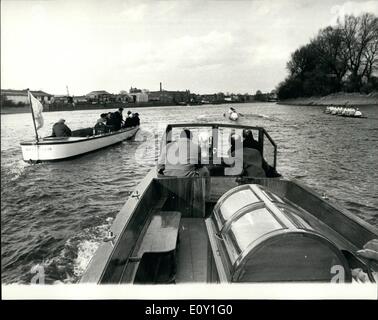Mar 03, 1968 - Cambridge la formazione dell'equipaggio per la regata. Oxford Coach Orologi la loro escursione il Cambridge equipaggio erano fuori sul Tideway da Putney questo pomeriggio la formazione per Oxford - Cambridge boat race su Marzo 30. Dopo che accompagnano la Oxford equipaggio da lanciare da Putney a Chiswick, Oxford allenatore, Jumbo Edwards, di ritorno dal lancio di Putney, incontrate il Cambridge equipaggio - e 'pied'' su di essi, la foto mostra in primo piano è Jumbo Edwards nel lancio di Oxford. Sulla sinistra è il Cambridge e la loro riserva ''Goldie'' equipaggio. Foto Stock