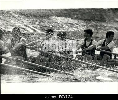 Mar 03, 1968 - Oxford la formazione dell'equipaggio per la Regata: Oxford equipaggio erano fuori sul Tideway da Putney questo pomeriggio, la formazione per la Oxford-Cambridge boat race, che si terrà il 30 marzo. La foto mostra i membri dell'equipaggio di Oxford incontro alcuni grezzi acqua durante le loro fila da Putney a Chiswick questo pomeriggio. Foto Stock