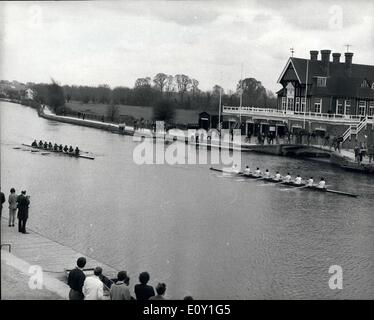 Mar 03, 1968 - Oxford e Cambridge University donna Boat Race a Oxford: due ragazza ws da Oxford e Cambridge Universiti Foto Stock