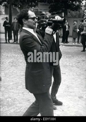 14 maggio 1968 - La fotocamera in mano, il direttore Jean-Luc Godard sostenuto la causa degli studenti e dei lavoratori in marcia da Place de la Republique a Denfert-Rocheereau il 13 maggio a modo suo. Foto Stock