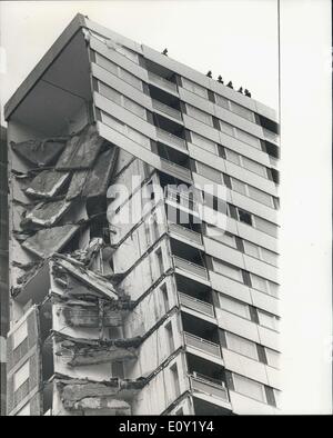 Maggio 16, 1968 - Quindici temuto morti e 80 intrappolati quando parte del blocco di mappe catastali collassa. 15 persone sono temuti morti e 80 intrappolata nella zona est di Londra oggi, quando una parte di un 23 piani di blocco di appartamenti crollato oggi. Le squadre di polizia e vigili del fuoco cercato di macerie nella macelleria Road, Canning Town. Relazioni ha detto che vi era stata una esplosione appena prima del crollo del sud - est angolo dell'edificio. La foto mostra in pianta illustrante una parte del crollo di una sezione del blocco di appartamenti. Foto Stock