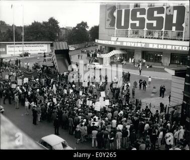 Agosto 08, 1968 - Manifestazione a Londra per protestare contro l invasione sovietica della Cecoslovacchia. Oltre 1000 cantando le dimostrazioni hanno marciato in ambasciata sovietica a Londra la scorsa notte sulla protesta contro l'invasione sovietica della Cecoslovacchia. Successivamente i manifestanti hanno marciato al Russian Exhibition a Earls Court, dove una manifestazione di protesta è stata messa in scena al di fuori. La foto mostra: vista generale della scena al di fuori di Earls Court, dove il Russian Exhibition si svolge, la notte scorsa. Foto Stock