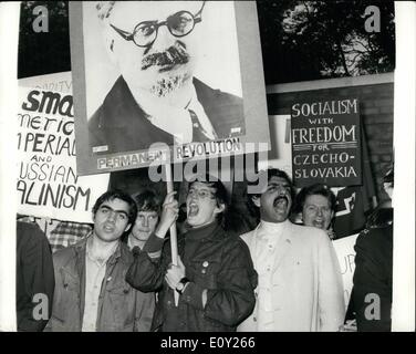 Agosto 08, 1968 - Manifestazione a Londra per protestare contro l invasione sovietica della Cecoslovacchia.: oltre 1000 cantando demonstrator marciavano sovietica di ambasciata a Londra ieri sera, in segno di protesta contro l'invasione russa della Cecoslovacchia. Diretto da Tariq Ali, il leader degli studenti, hanno intonato ''Vai Home russi'' e ''evviva Dubcek''. La foto mostra il leader degli studenti Tariq Ali (mantello bianco sulla destra) visto il canto al di fuori dell'Ambasciata sovietica a Londra la scorsa notte. Foto Stock