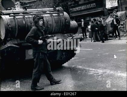 Agosto 08, 1968 - Cssr occupata da truppe orientale: durante la notte del xx al 21 agosto 1968, truppe di Varsavia Bact membri occupata dalla Cecoslovacchia. Ogni dove il paese e in particolare a Praga la popolazione ha dimostrato contro l'occupazione. La foto mostra le truppe russe nel centro di Praga. Foto Stock