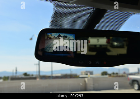 Una vista posteriore della telecamera di parcheggio in una GMC Yukon. Foto Stock
