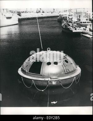 Giugno 06, 1968 - LA SOPRAVVIVENZA BRUCKER CAPSULE - un notevole progresso in materia di sicurezza in mare: la sopravvivenza Brucker Capsule è un nuovo punto di partenza per la tutela della vita umana in mare, concepito per adempiere la sua missione dal momento del disastro fino al salvataggio dei suoi occupanti. Il 14-piedi di diametro, di forma lenticolare a forma di capsula è fabbricata di un incendio-retardent, in fibra di vetro impregnata con un radar di materiale riflettente, e dispone di un centro di acciaio colonna per una maggiore resistenza Foto Stock