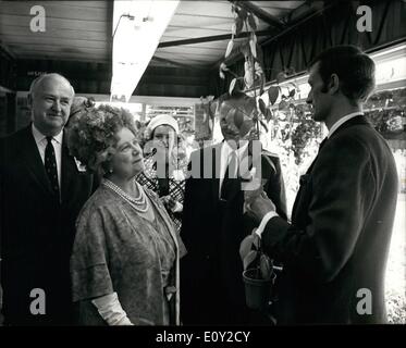 06 giugno 1968 - la Regina madre apre il Garden Centre: Brentford, Middlesex: La Regina Elisabetta la Regina madre ispeziona una pianta di vaso durante un tour del Gardening Centre a Syon Park qui, che ha aperto oggi. Il centro è un'impresa congiunta del Duca di Northumberland e della controllata di ii, Plant Protection Ltd., per promuovere l'industria orticola e stimolare un interesse ancora maggiore per il giardinaggio in generale. Foto Stock