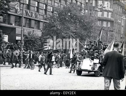 24 agosto 1968 - nella foto qui sono gli studenti a Praga, Repubblica Ceca. Essi sono issare bandiere nazionali a dispetto degli invasori sovietica di fronte alla Banca nazionale di Praga. Le cisterne sono rivolte contro di loro nel lato sinistro dell'immagine. Foto Stock