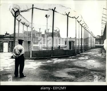 Giugno 06, 1968 - All'interno della Gran Bretagna nelle carceri più difficili - Massima sicurezza ala a Durham prigione: uno di una serie di foto scattate durante una visita di stampa per la massima sicurezza ala della prigione di Durham, dove alcuni di Gran Bretagna più strettamente sorvegliato i prigionieri stanno servendo a lungo termine condanne per il grande treno rapina, per spionaggio per omicidio e di reati di violenza. La foto mostra una barriera insormontabile che circonda l'esercizio cantiere alla prigione di Durham. Il cantiere è grande abbastanza per il calcetto o pallavolo. Foto Stock