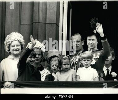 Giugno 06, 1968 - H.M. La regina e i membri della Famiglia Reale sul balcone: H.M. La regina con altri membri della famiglia reale è apparso sul balcone di Buckingham Palace a onda per la folla dopo la cerimonia Trooping per celebrare il compleanno ufficiale della Regina. Il fly passato ha dovuto essere annullata a causa del maltempo. Mostra fotografica di H.M. La regina onde dal balcone alla folla con altri membri della famiglia reale. L-R. La regina madre, il principe Andréj sventolare dietro è la Duchessa di Kent, i suoi due figli del conte di St Foto Stock