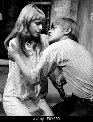 L'attrice Jane Asher in scena dal gioco, 'Summer' Foto Stock