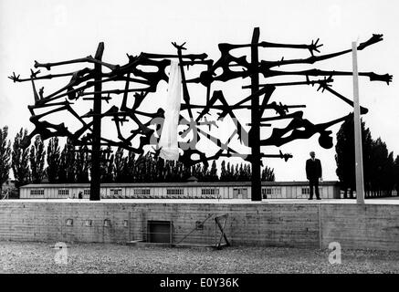 Sep 09, 1968; Dachau, Baviera, Germania; una statua commemorativa è stata svelata presso l'ex campo di concentramento di Dachau in occasione del ventitreesimo anniversario della liberazione del campo. La statua è stata realizzata da scultore jugoslavo Glid Nandor in commemorazione delle vittime delle atrocità naziste. Cinquemila persone provenienti da 23 paesi hanno partecipato alla celebrazione memoriale. Foto Stock