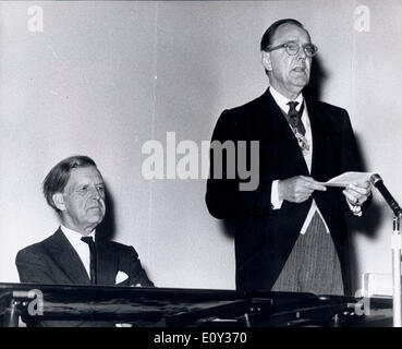 Sep 11, 1968 - Londra, Inghilterra, Regno Unito - Sir Gilbert INGLEFIELD (R), con SIR DUNCAN OPPENHEIMER, apre il simposio sui legami tra il lavoro di artisti e industria al Mermaid Theatre. Foto Stock