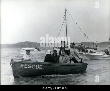 Lug. 07, 1968 - Sir Alec Rose visiti il luogo dove tutto è cominciato; il giro del mondo yacht Sir Alec è salito ieri ha visitato Eastney Associazione Cruising Yacht club, da dove egli gegan il suo giro del mondo viaggio quasi un anno fa. Sir Alec iscritto Lanstone Harbour, Portsmouth, come un passeggero su un yacht appartenente al sig. pneumatico, Commodore della crociera Eastney associazione, di Sir Alec è un membro fondatore Foto Stock