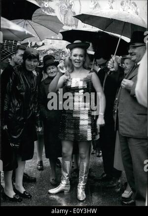 Sett. 21, 1968 - qui raffigurato è Ingrid van Bergen come ella puntoni in la sua affascinante vestito di lame per rasoio. I curiosi sguardo su sotto i loro ombrelli a Oktoberfest a Monaco di Baviera. Foto Stock