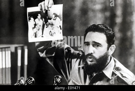 Il presidente Fidel Castro visualizza fotografia Foto Stock