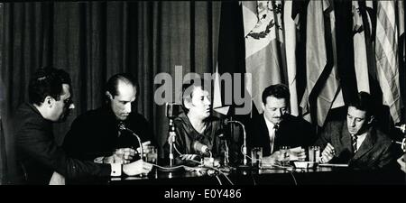 Ottobre 10, 1968 - Haydee Santamaria rispondendo alle domande poste da un pannello di latino-americano scrittori. Da sinistra a destra; Enrique Lihn (Cile), Roberto Fernandez Retamar (Cuba), Mario Benodetti (Uruguay) e Roque Dalton (El Salvador) Foto Stock