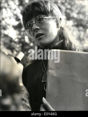 Ottobre 10, 1968 - Madre in marcia di protesta : Pram spingendo le madri oggi ha preso parte a una marcia di protesta presso la prigione del Dott. Foto Stock