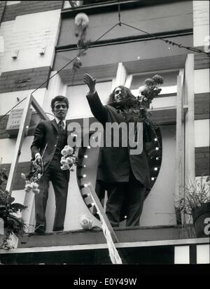 Ottobre 10, 1968 - Tiny Tim - i sei piedi plus American Pop star visiti Londra famosa Carnaby striscia: piccolo Tim, sei piedi plus American Pop star che canta come un coro boy, è arrivato a Londra per diversi impegni. Egli è pronto per essere a guadagnare 500.000 di dollari in un anno negli Stati Uniti Tiny Tim ammette indossa compongono durante la mostra il tempo, polveri la sua pelle quindici nel tempo e assume le docce per tutto il giorno. La foto mostra il piccolo Tim lancia fiori dal balcone di Giovanni Stey's Drug Store quando ha pagato a Londra è una famosa Carnaby oggi. Foto Stock