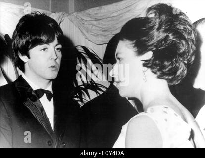 Cantante Paul McCartney incontra la principessa Margaret Foto Stock