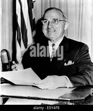 Il presidente Harry Truman parlando da scrivania Foto Stock