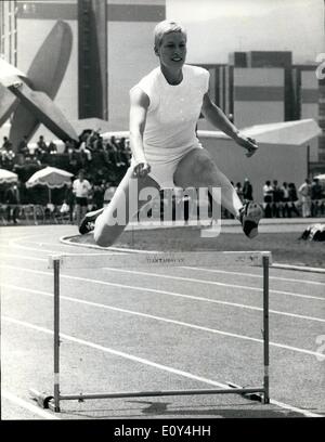 Ottobre 10, 1968 - Pre-Olympic scene in Messico. La foto mostra il Pat Pryce, G.B: CENTOMETRISTA A OSTACOLI visto hurdling praticante presso il Villaggio Olimpico via. Foto Stock