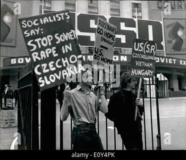 Agosto 08, 1968 - Le truppe russe invadono la Cecoslovacchia la dimostrazione al di fuori del salone sovietica: Mostra fotografica di manifestanti con cartelli di protesta nella foto al di fuori di Earl's Court dove sovietica di esposizione è trattenuto. Foto Stock