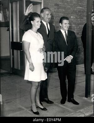 Agosto 08, 1968 - Sir Donald Hopson Home.: Sir Donald Hopson arrivati all' Aeroporto di Heathrow questa mattina dopo il termine del suo mandato in Foto Stock