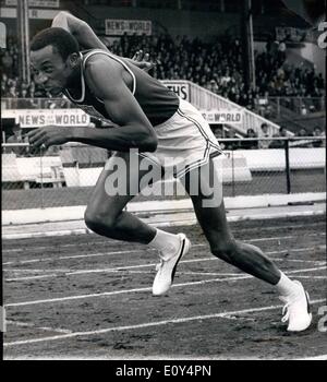 Agosto 08, 1968 - Internazionali di atletica leggera a Città Bianca Tommie Smith U.S.A. Vince 200 metri; Mostra fotografica di Tommie Smith USA visto c Foto Stock