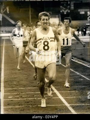 Agosto 08, 1968 - Internazionali di atletica leggera a White City John Whetton G.B. Vince il ''Emsley Carr'' miglio; Mostra fotografica di Giovanni Whetton G.B. visto vincere il ''Emsley Carr'' miglio presso la Città Bianca di oggi. Foto Stock