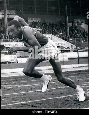 Agosto 08, 1968 - Internazionali di atletica leggera a Città Bianca Tommie Smith U.S.A. Vince a 200 metri. Mostra fotografica di Tommie Smith USA visto c Foto Stock