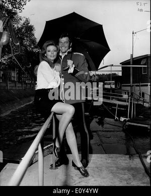 Attore Roger Moore con co-star Claudie Lange Foto Stock