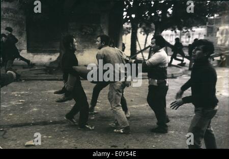 Nov. 11, 1968 - Studenti di ritirare i loro compagni. Gli studenti rivolta a Montevideo Uruguay. ne Z Foto Stock