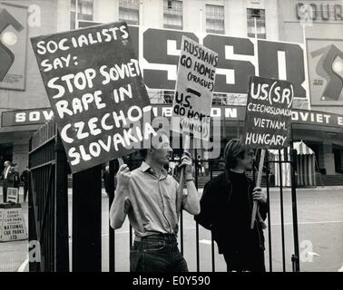 Agosto 08, 1968 - Le truppe russe invadono la Cecoslovacchia dimostrazioni al di fuori del salone sovietico. Mostra fotografica di manifestanti con cartelli di protesta nella foto al di fuori di Earl's court dove sovietica di esposizione è trattenuto. Foto Stock