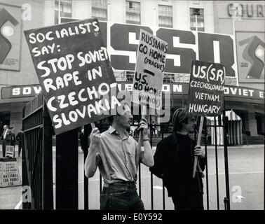 Agosto 08, 1968 - Le truppe russe invadono la Cecoslovacchia dimostrazioni al di fuori del salone sovietico. La foto mostra: manifestanti con cartelli di protesta nella foto al di fuori di Earl's Court dove sovietica di esposizione è trattenuto. Foto Stock