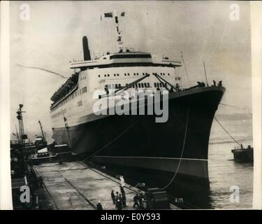 Nov. 11, 1968 - Il principe Carlo vele nella nuova Queen Elizabeth 2. Il principe Carlo ha navigato nel nuovo Queen Elizabeth 2. Oggi la camicia - quando la nave - rendendo il suo primo viaggio sotto la sua propria alimentazione, lasciato il raccordo - bacino fuori a Clydebank per le 13 miglia di viaggio in bacino di carenaggio a Greenock. Quando si lascia il raccordo bacino fuori la canna ruotata e colpito il legno wharfside raschiando alcuni 20ft. di vernice. La foto mostra; la Queen Elizabeth 2 entrando nel bacino di carenaggio di Greeneck dopo il suo viaggio di oggi. Foto Stock