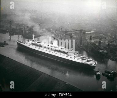 Nov. 11, 1968 - Queen Elizabeth 2 effettua il primo viaggio. La foto mostra la camicia nuova Queen Elizabeth 2 foto di ieri quando ha fatto il suo primo viaggio sotto il suo proprio potere il 13 miglia di viaggio dal raccordo out basin a Clydebank per bacino di carenaggio a Greenock. Foto Stock