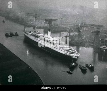 Nov. 11, 1968 - Queen Elizabeth 2 effettua il primo ''Voyage''. La foto mostra la camicia nuova Queen Elizabeth 2 muovendosi da lei appena fuori bacino a Clydebank inizio ieri. Nel suo primo viaggio sotto il suo potere, la 65.000 ton Cunarder, con il Principe Carlo sul ponte, è andato a 13 miglia giù il Clyde a Greenock per un bacino di carenaggio per la rimozione dei raccordi sul suo scafo utilizzato durante il suo lancio. Foto Stock