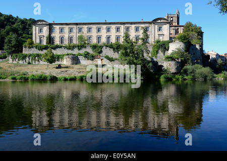 Prieuré Sainte-Croix de Lavoûte-Chilhac Priory sul fiume Allier, Lavoute-Chilhac, Haute-Loire reparto, Auvergne, Francia Foto Stock